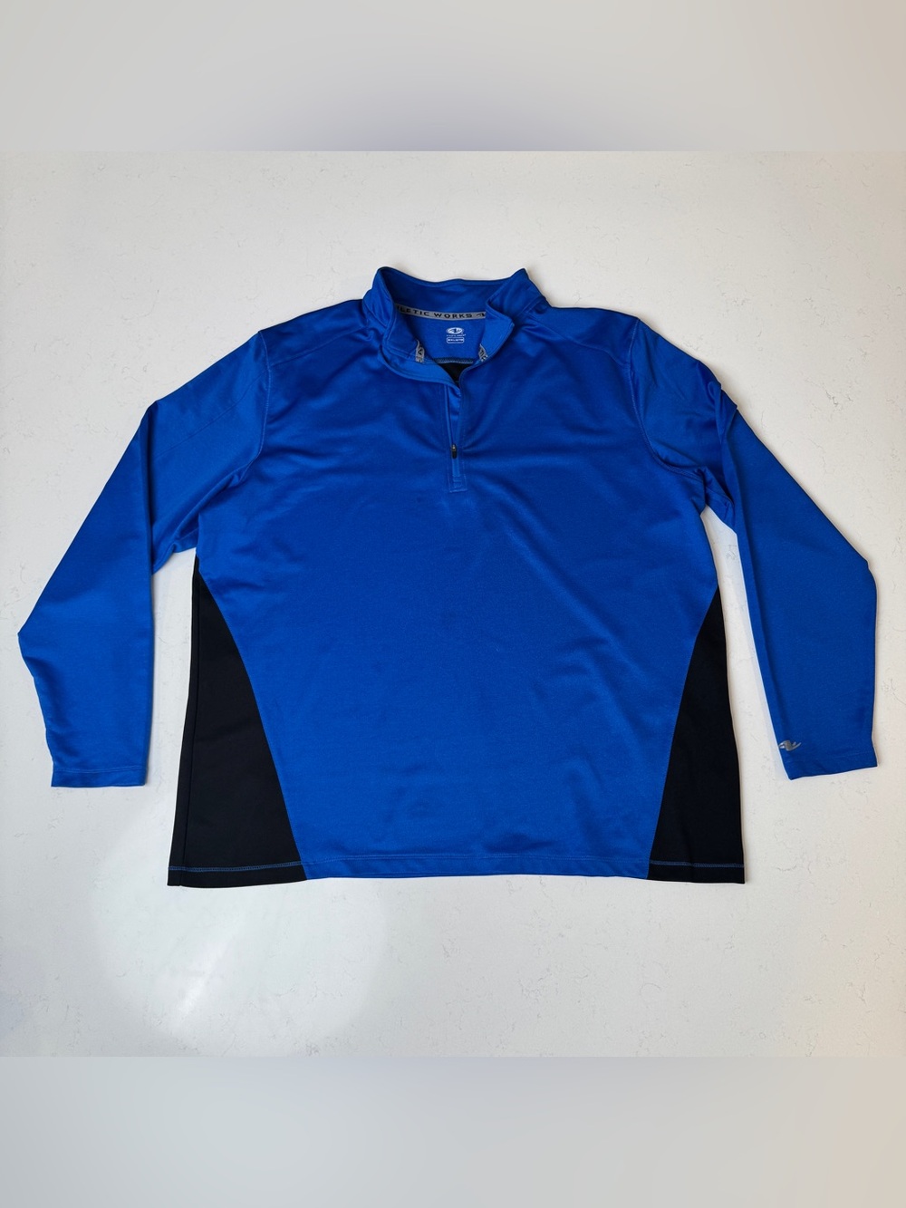 Athletic Works Men's Blue Long-Sleeve Swim Rash Guard with Black Panels